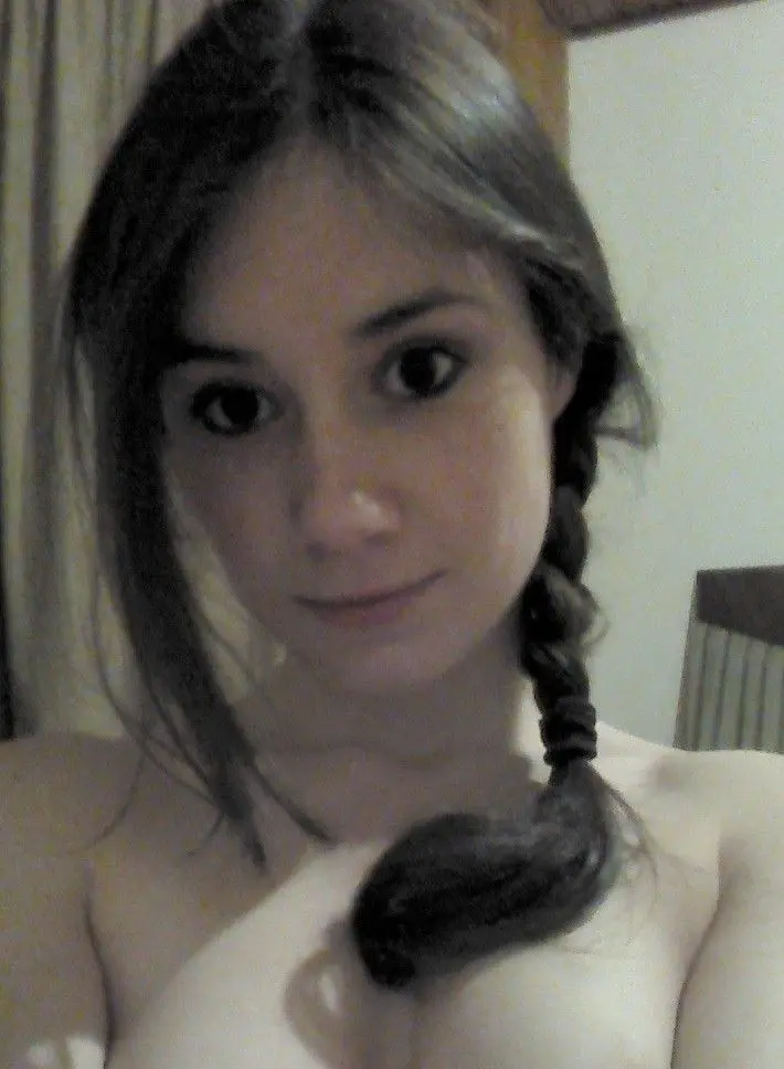 Сладенькая девчонка сосёт член и трахается – фото 1