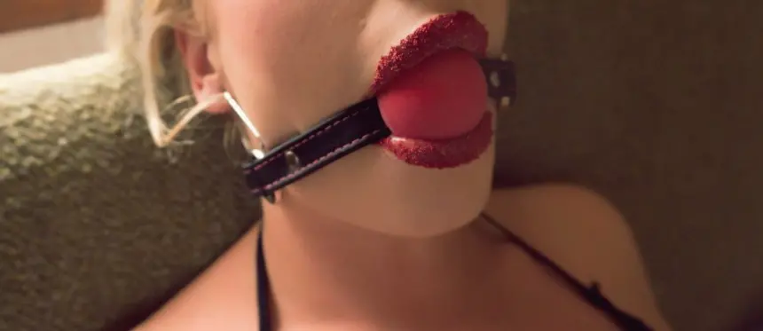 Горячие порно фото шлюшки блондинки, сексуально одетой и готовой трахаться – фото 17