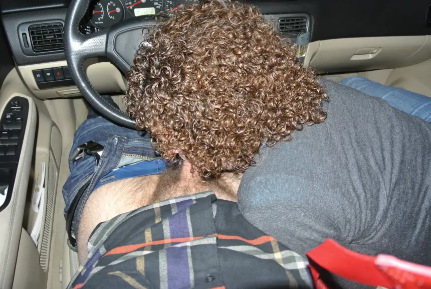 Отсосала у любовника в машине – фото 3