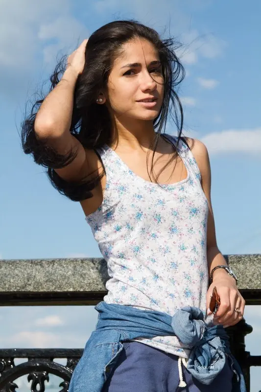 Симпатичная армянская девушка позирует голой – фото 1