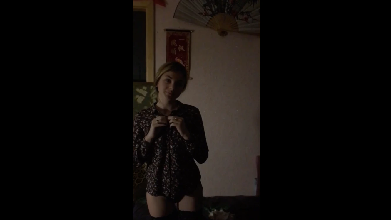 Фото Молодая студентка раздевается дома