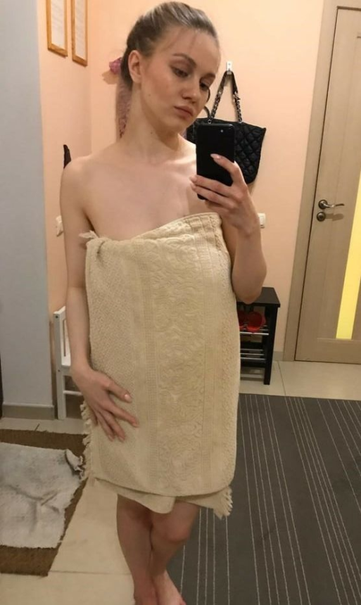 Молодая красотка делает селфи своего роскошного тела после душа – фото 8