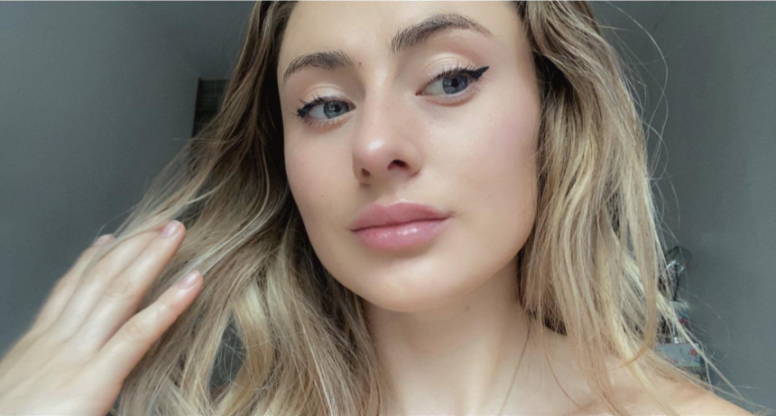 Молодая блонда снимает селфи показывая свои привлекательную грудь и своё сексуальное тело – фото 16