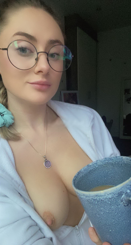 Молодая блонда снимает селфи показывая свои привлекательную грудь и своё сексуальное тело – фото 17