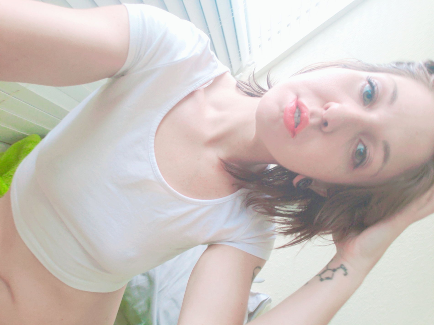 Сексуальная девчонка в эро фото: голая красота с дерзкими ножками и сочной попкой – фото 3