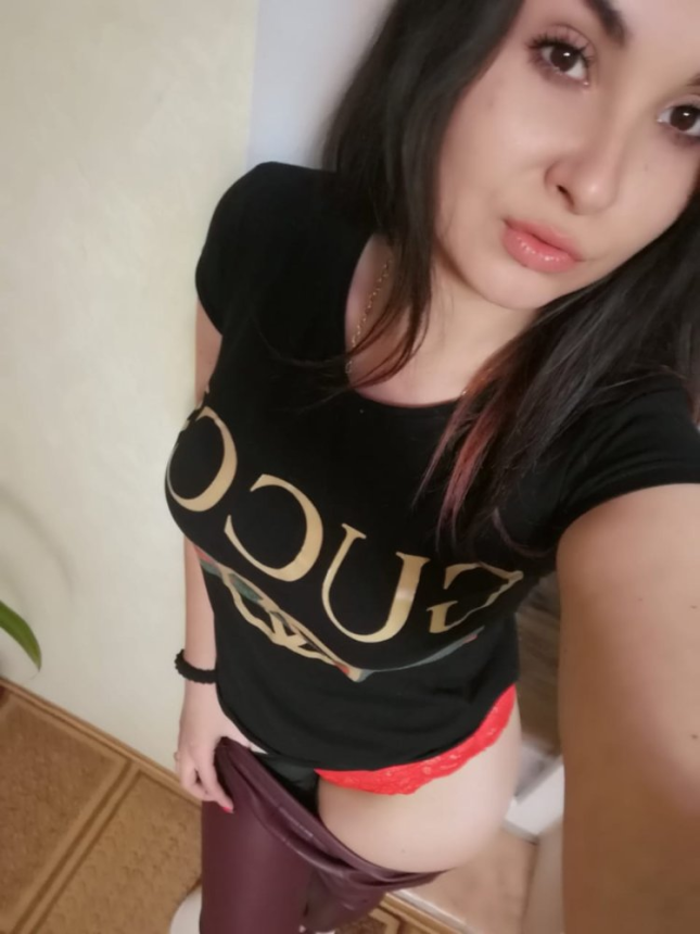 Красивая сисястая молодая мамка эротично позирует в красном белье демонстрируя нам свою киску – фото 2