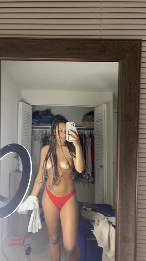 Эро онлайн с раздетой милашкой: сексуальные ножки и жаркая попка в интимных кадрах – фото 44