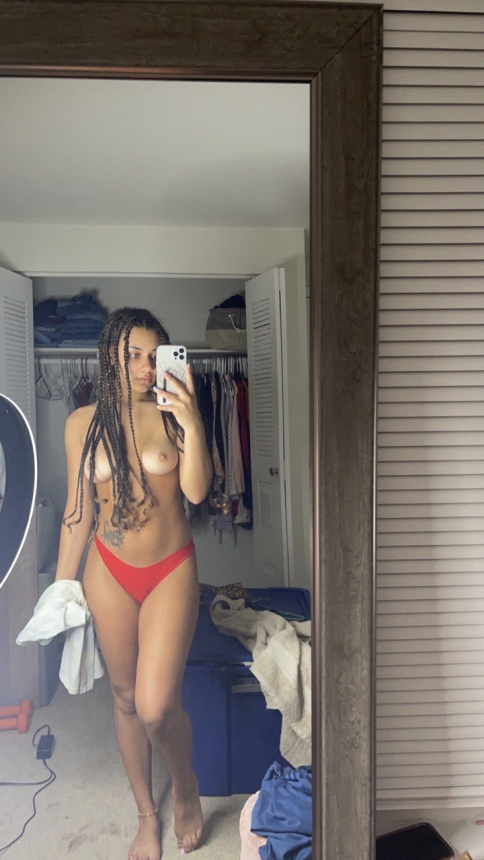 Эро онлайн с раздетой милашкой: сексуальные ножки и жаркая попка в интимных кадрах – фото 48