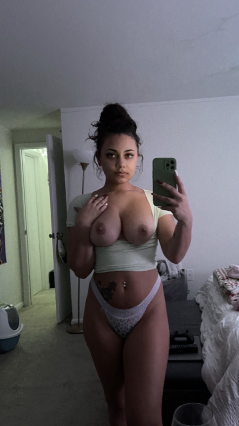 Эро онлайн с раздетой милашкой: сексуальные ножки и жаркая попка в интимных кадрах – фото 53