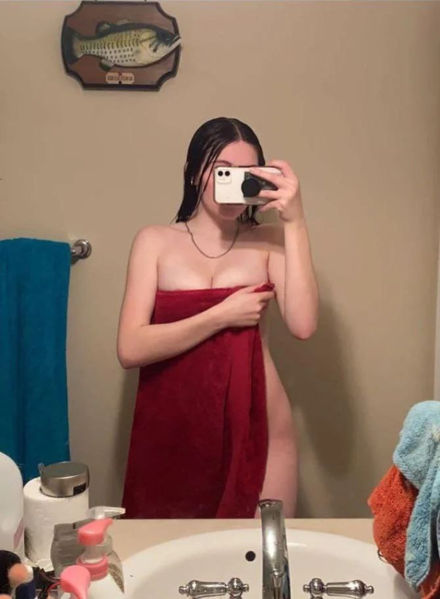 Фото Селфи милой девочки которая охотно делится своими голыми фотками