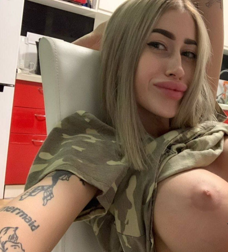 Фото Любительское эро с голой девкой: возбуждающие сиськи и пикантная киска 18+