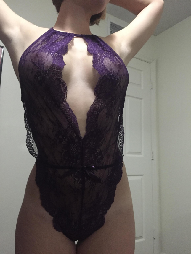 Фото Сексуальная девушка в эро снимках: голое тело с будоражащей киской онлайн 18+