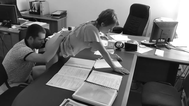 Фото Босс трахнул мою жену прямо на столе в офисе