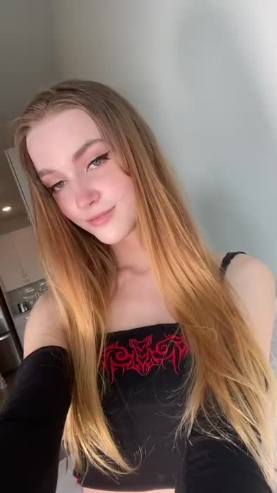 Фото Красивая девушка записала небольшое эротическое видео для своего парня