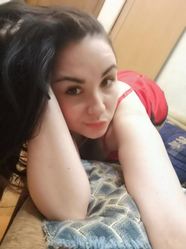 Nice mom and poses cool, showing us her lovely tits and juicy pussy – photo 3