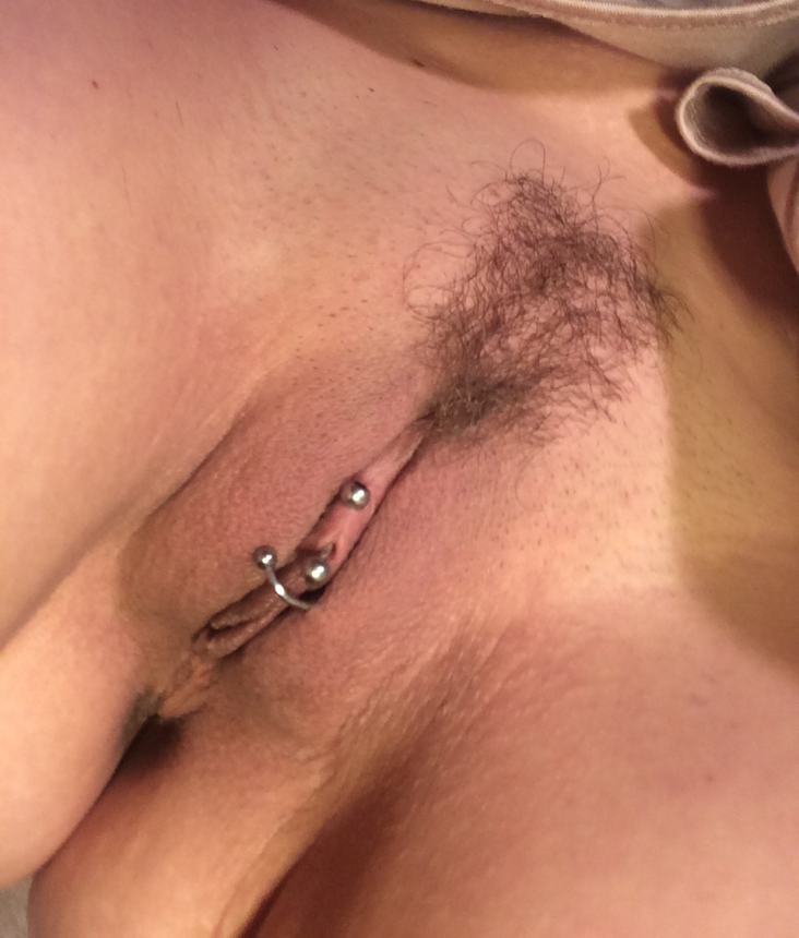 Девушка позирует в ночной рубашке обнажаясь и демонстрируя свои сексапильные формы – фото 15