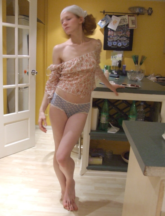 Домашние эротические фото рыжей девушки на кухне – фото 64