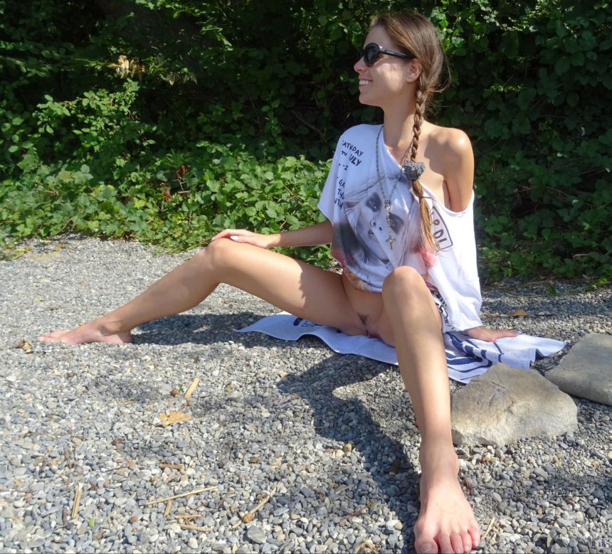 Девушка на улице раздвинула ножки без трусиков – фото 5