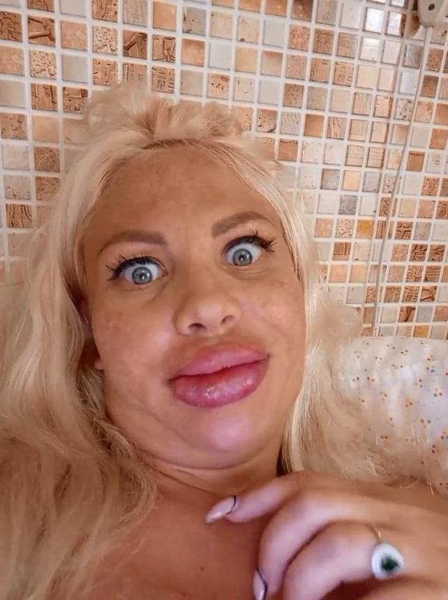 Страшная толстая блондинка с огромными губами и сиськами позирует голой – фото 44