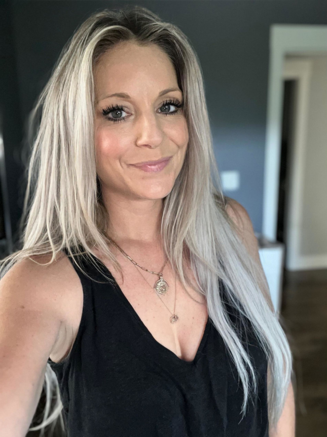 Beautiful milf loves to show off her naked body – photo 1