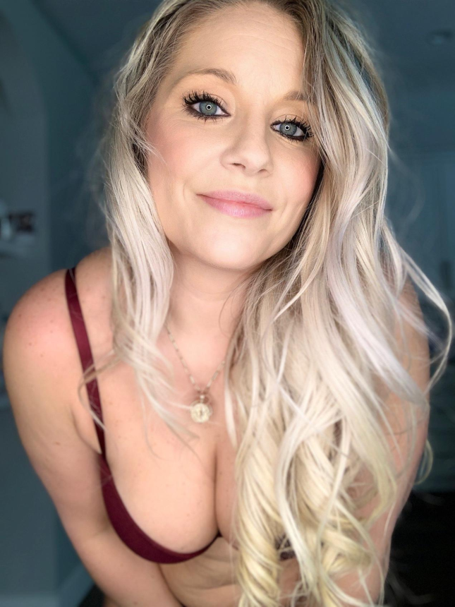 Beautiful milf loves to show off her naked body – photo 2