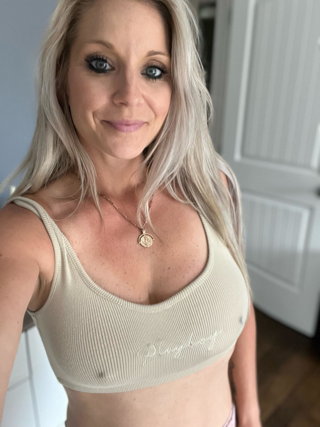 Beautiful milf loves to show off her naked body – photo 22