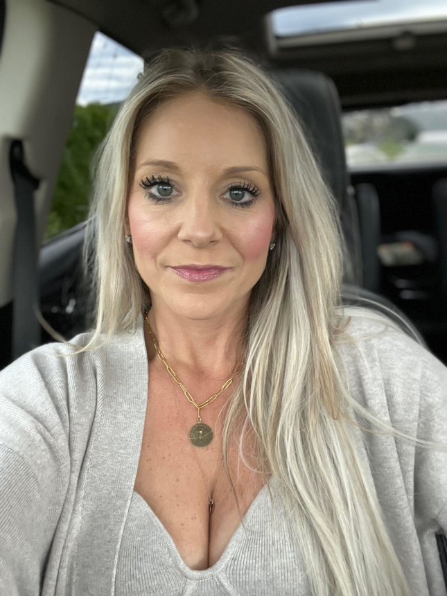 Beautiful milf loves to show off her naked body – photo 39