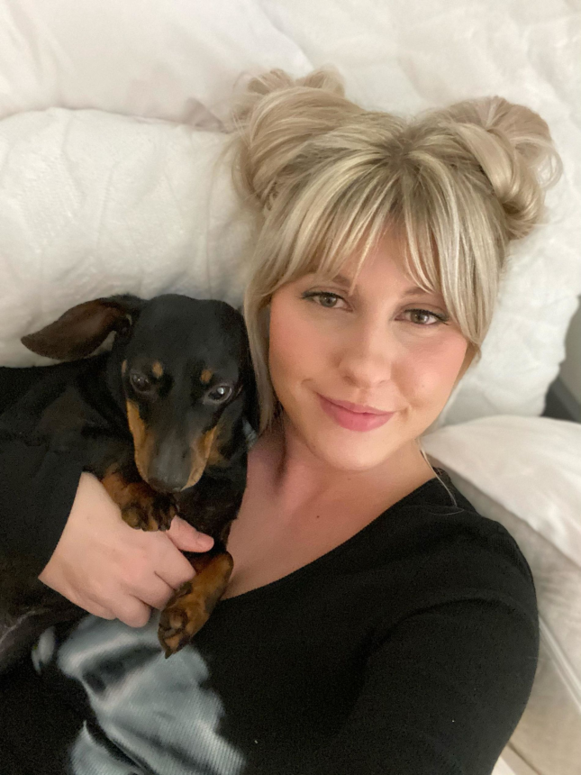 Соблазнительная блонда в очках демонстрирует свои привлекательные формы – фото 19