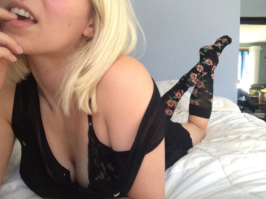 Фото Сексуальная девчонка в эро фото: изгибы тела и шарм онлайн