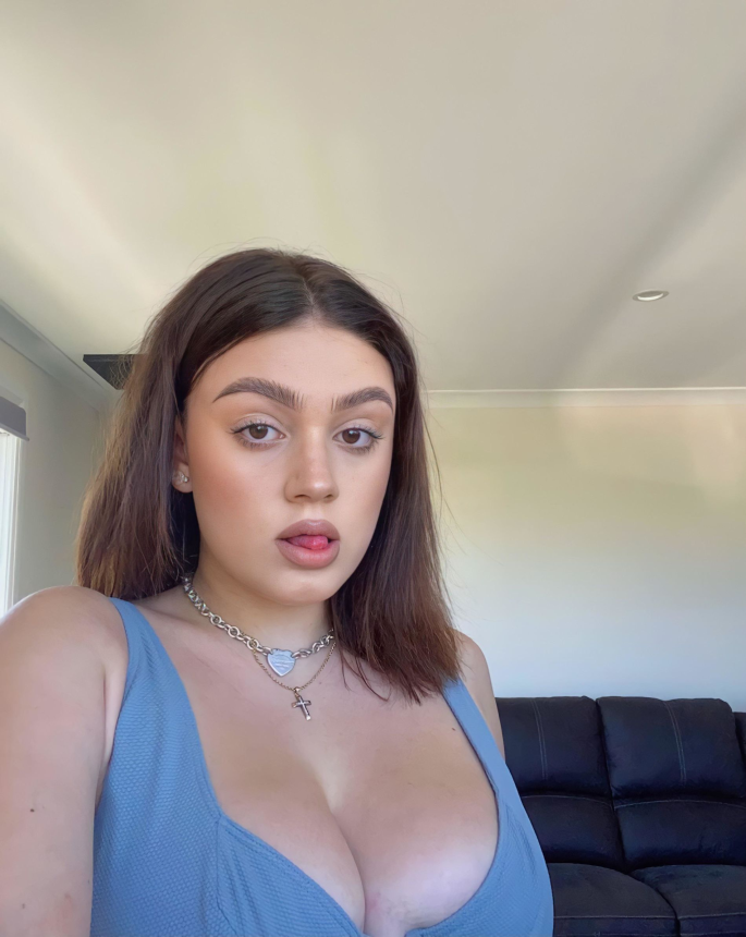 Привлекательная девушка показывает свою натуральную грудь и большую упругую попку – фото 12