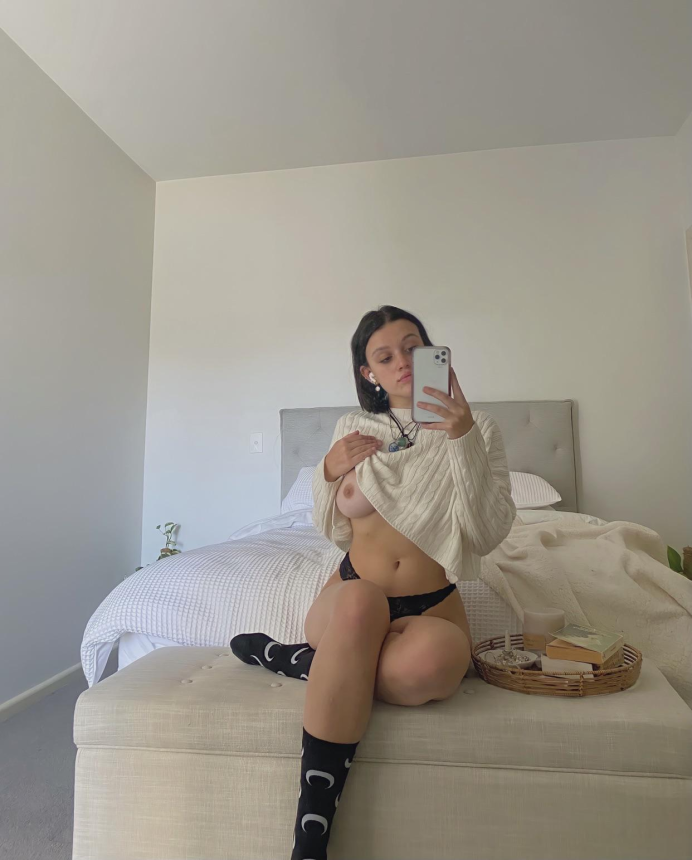Привлекательная девушка показывает свою натуральную грудь и большую упругую попку – фото 19