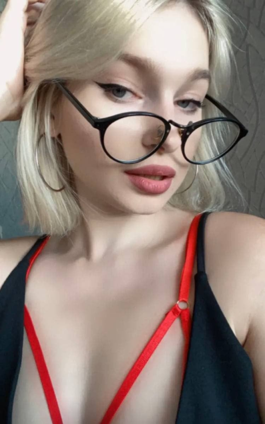 Молодая девушка с натуральной грудью демонстрирует свои соблазнительные формы – фото 2