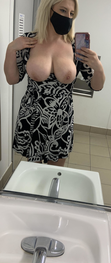 Эротика 18+: женщина в частных снимках с притягательной грудью – фото 10