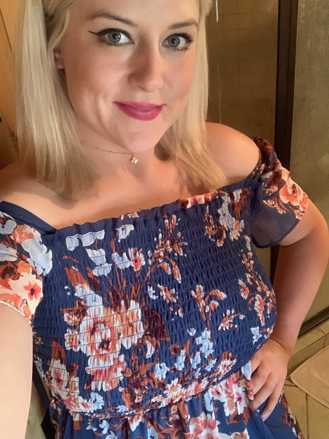 Эротика 18+: женщина в частных снимках с притягательной грудью – фото 2