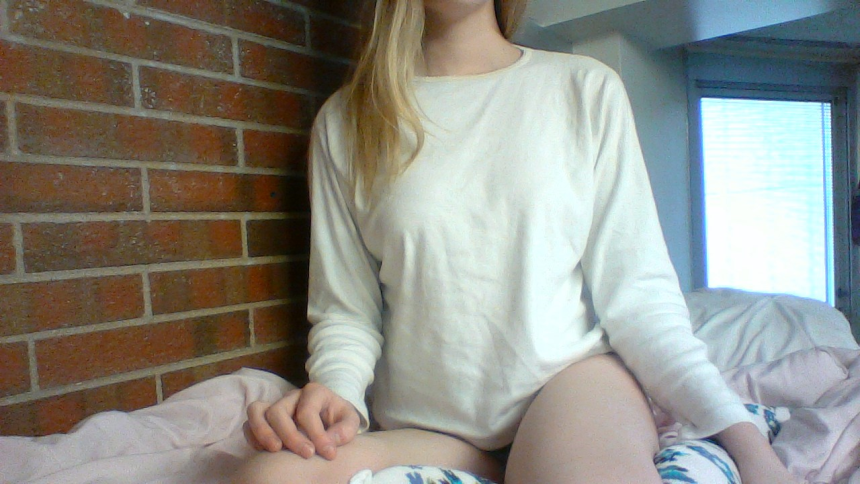 Фото Девушка обнажается показывая своё нежное тело и свои привлекательные сиськи