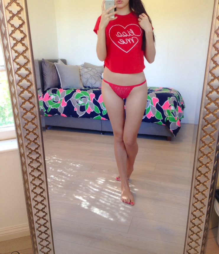 Девушка и перед зеркалом позировала и мастурбировала – фото 1