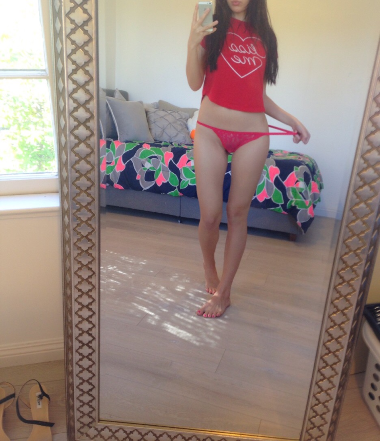 Девушка и перед зеркалом позировала и мастурбировала – фото 2