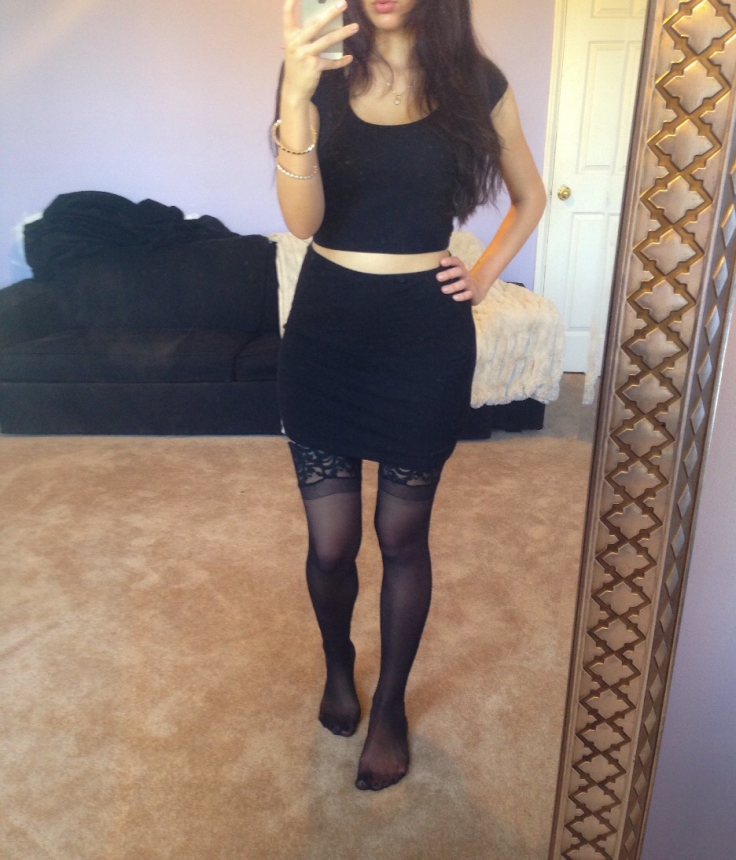 Фото Сексуальная стройная брюнетка позирует голая в чулках, стрингах и на каблуках