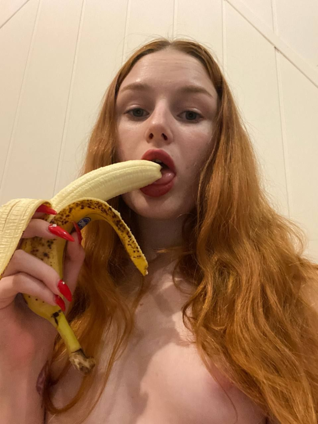 Частная эротика дерзкой рыжей девки: сочная попка и возбуждающая грудь – фото 7