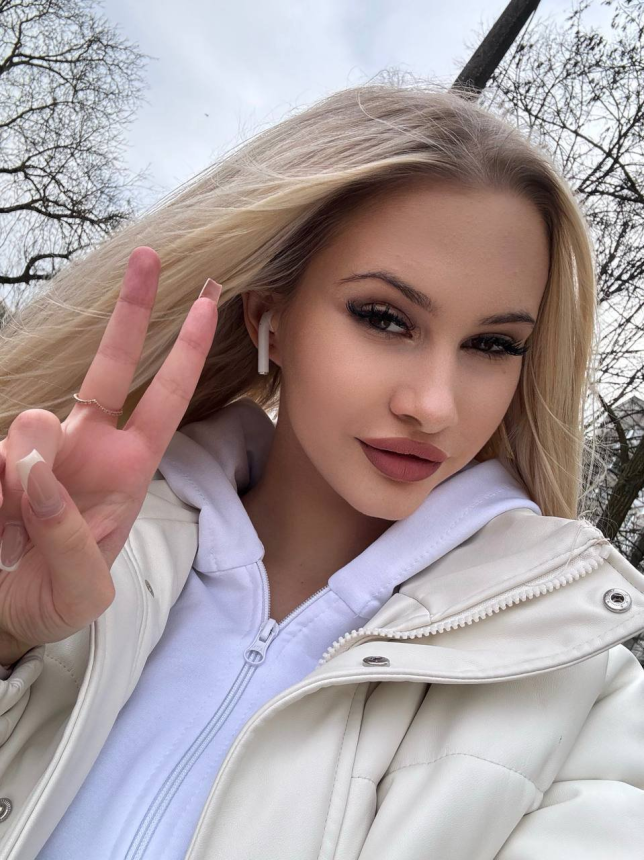 Симпатичная блондинка с красивой грудью – фото 5