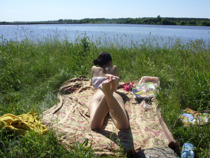 Жена любит отдыхать на природе голой – фото 3