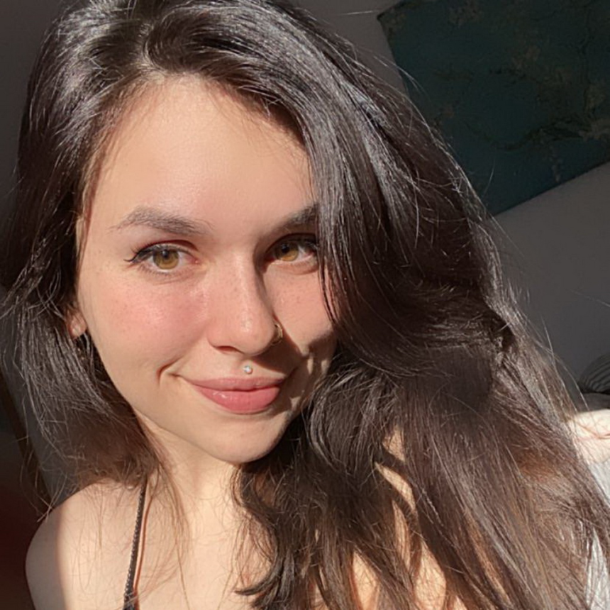 Фото Женщина с маленькими красивыми сиськами делает селфи