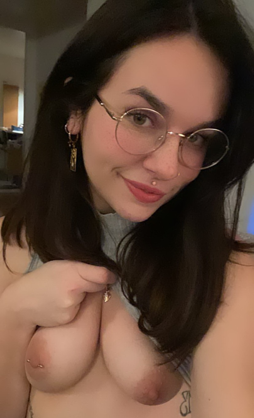 Женщина с маленькими красивыми сиськами делает селфи – фото 14