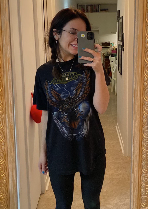 Женщина с маленькими красивыми сиськами делает селфи – фото 17