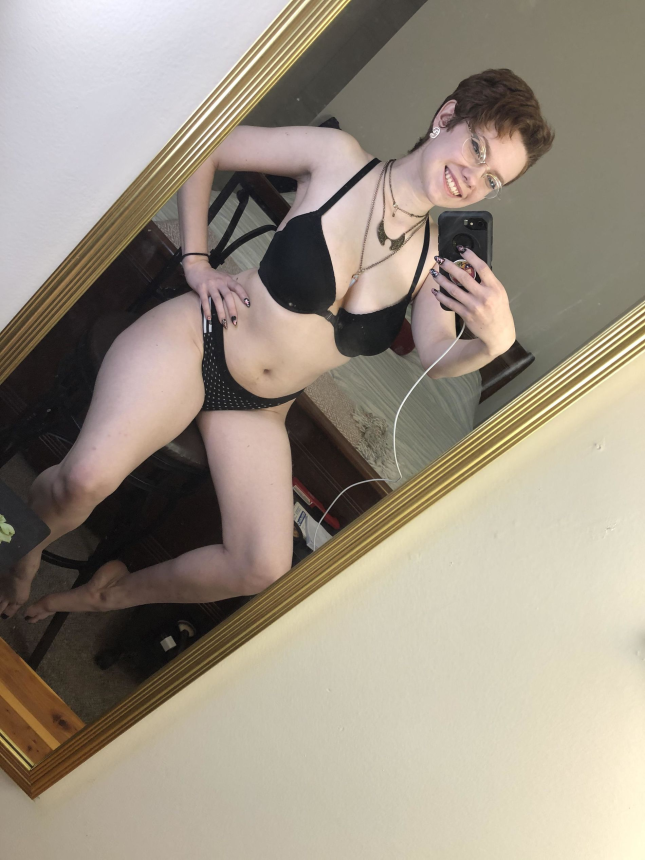 Фото Девушка делает селфи перед зеркалом демонстрируя своё сексуальное тело и свою хорошую грудь