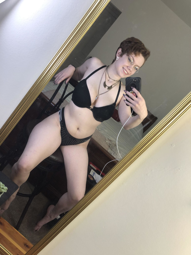 Девушка делает селфи перед зеркалом демонстрируя своё сексуальное тело и свою хорошую грудь – фото 2