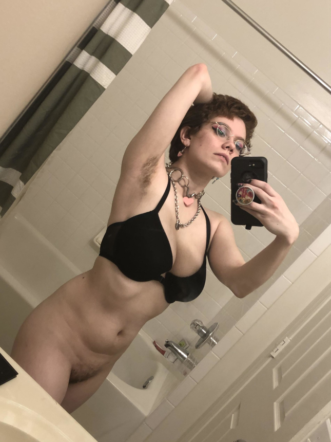 Девушка делает селфи перед зеркалом демонстрируя своё сексуальное тело и свою хорошую грудь – фото 12