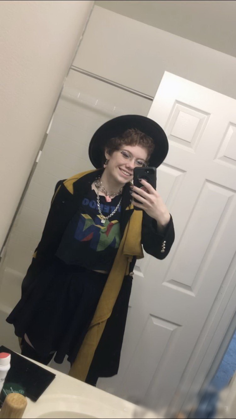 Девушка делает селфи перед зеркалом демонстрируя своё сексуальное тело и свою хорошую грудь – фото 17