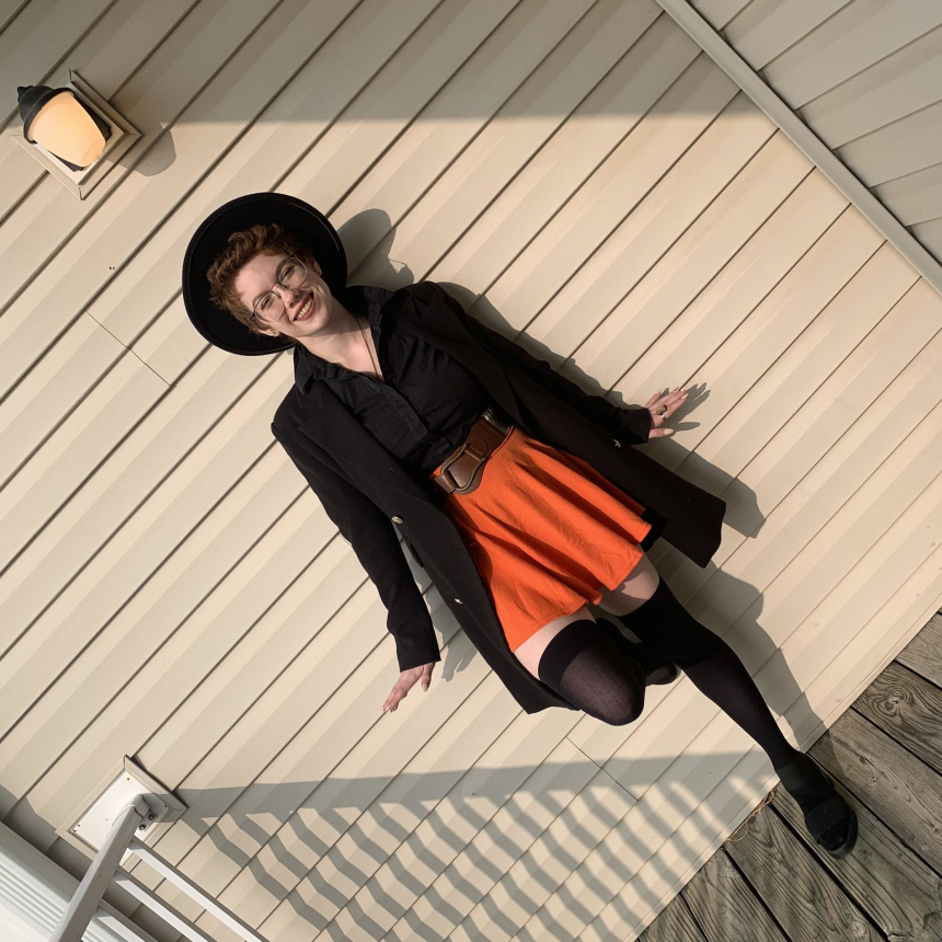 Девушка делает селфи перед зеркалом демонстрируя своё сексуальное тело и свою хорошую грудь – фото 18