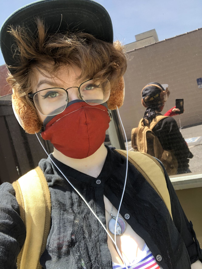 Девушка делает селфи перед зеркалом демонстрируя своё сексуальное тело и свою хорошую грудь – фото 19